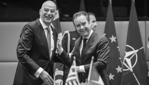 Le ministre grec de la défense, Nikos Dendias, et son homologue français, Sébastien Lecornu, lors d'une réunion à Athènes, 14 avril 2025.