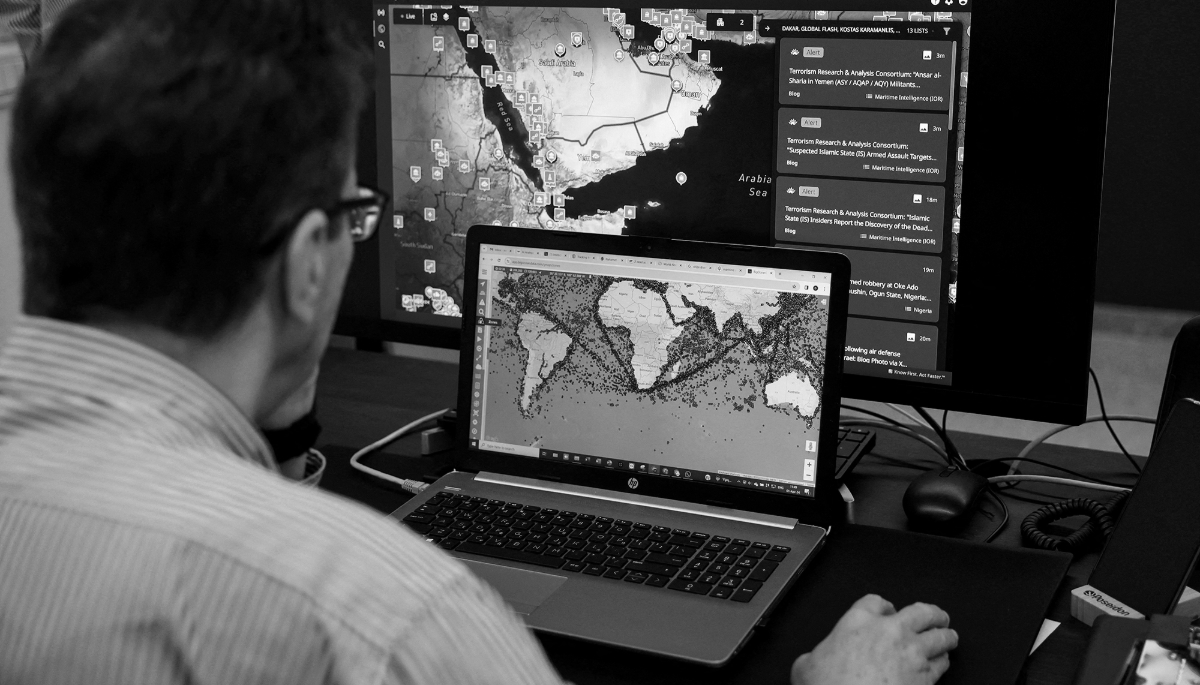 Un employé de la société grecque de sécurité maritime Diaplous utilisant un logiciel de suivi des navires, à Athènes, le 1er avril 2024.