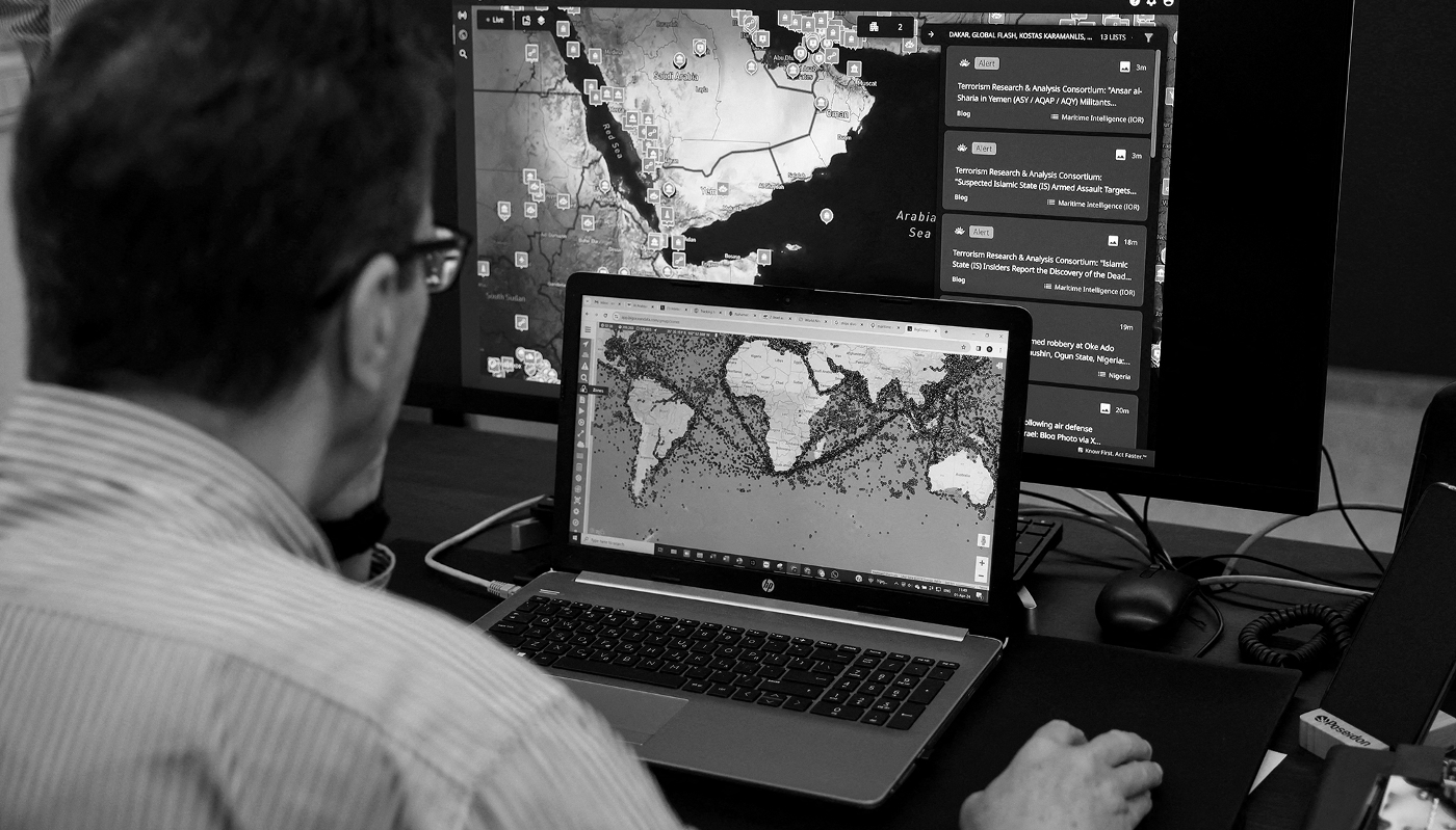 Un employé de la société grecque de sécurité maritime Diaplous utilisant un logiciel de suivi des navires, à Athènes, le 1er avril 2024.