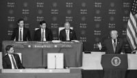De gauche à droite, le vice-président américain JD Vance, Jared Kushner, le secrétaire d'État Marco Rubio, l'envoyé spécial de la Maison Blanche Steve Witkoff et le président Donald Trump lors de la réunion inaugurale du 'Board of Peace' à Washington, en février 2026.