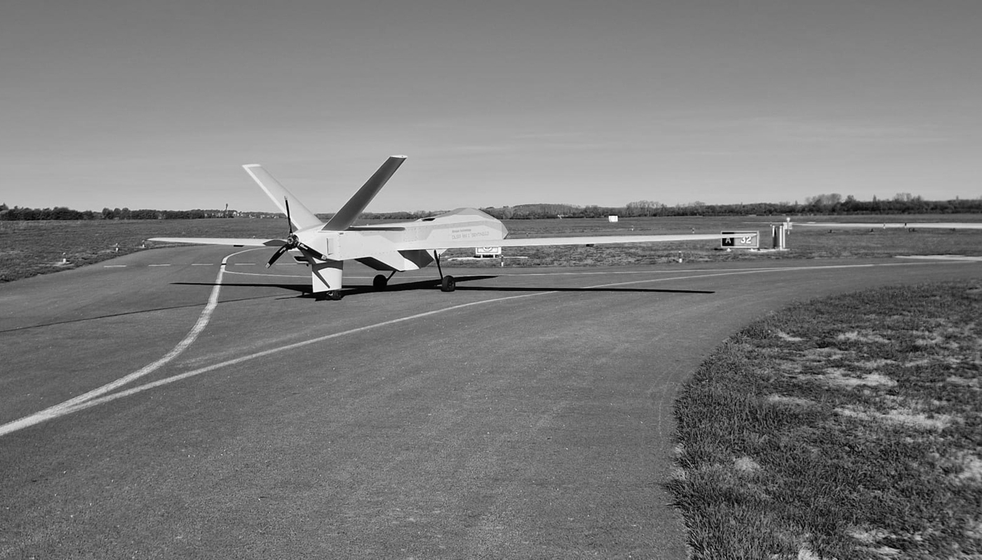 Le drone MALE 'DSLR Sentinelle MK1' d'Asman Technology avant un vol d'essai.
