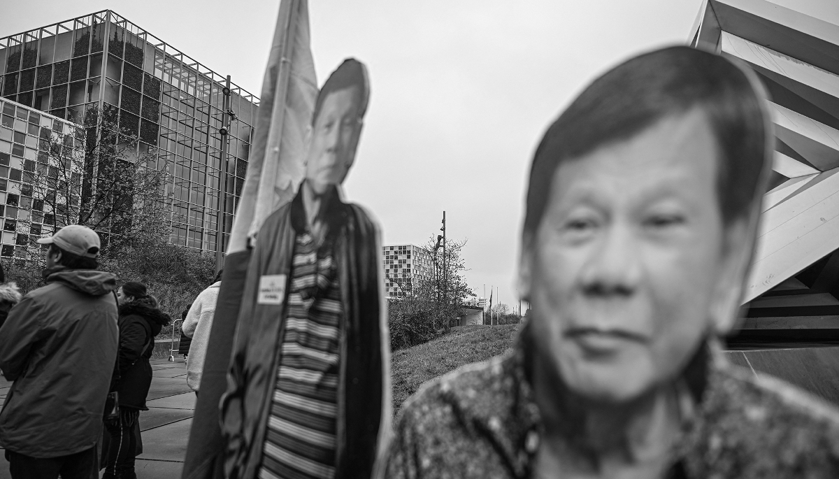Manifestation de partisans de l'ancien président philippin Rodrigo Duterte devant la CPI, à La Haye, le 28 novembre 2025.