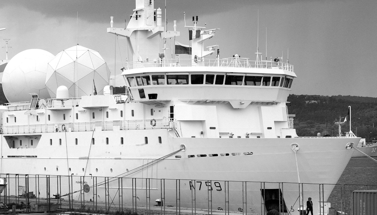 Le navire de la marine française 'Dupuy-de-Lôme' entre dans le port de Varna, sur la mer Noire, le 15 mai 2014.