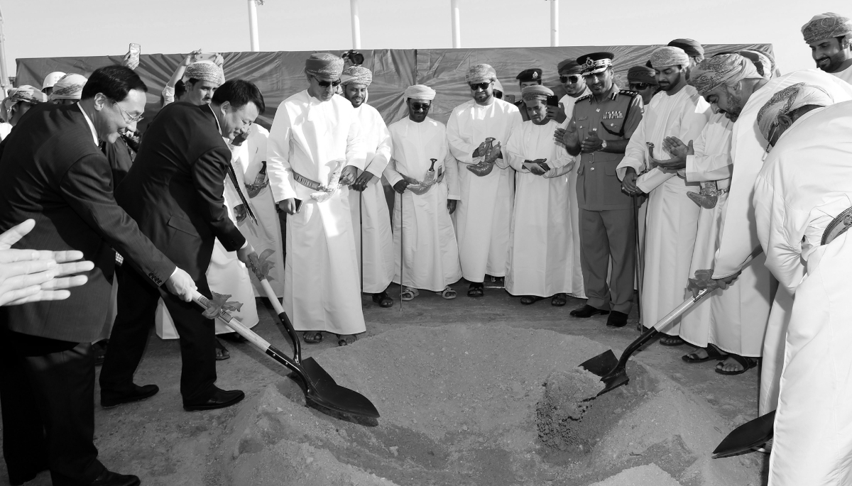 Cérémonie de pose de la première pierre de la zone industrielle de Duqm, à proximité immédiate de la future base spatiale omanaise, Oman, le 19 avril 2017.