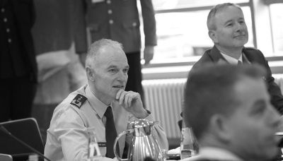 Le général de corps d'armée néerlandais Michiel van der Laan (à gauche), directeur général de l'état-major de l'Union européenne, participe à une réunion des commandants militaires de l'UE à la caserne de Wilhelmsburg, en Allemagne, le 27 novembre 2025. 
