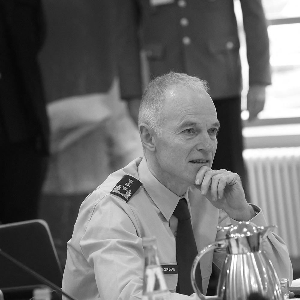 Le général de corps d'armée néerlandais Michiel van der Laan (à gauche), directeur général de l'état-major de l'Union européenne, participe à une réunion des commandants militaires de l'UE à la caserne de Wilhelmsburg, en Allemagne, le 27 novembre 2025.