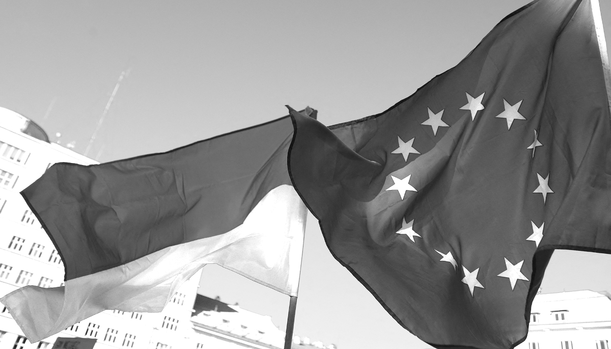 Drapeaux ukrainien et européen lors d'une manifestation à Cracovie, en Pologne, le 9 août 2026.