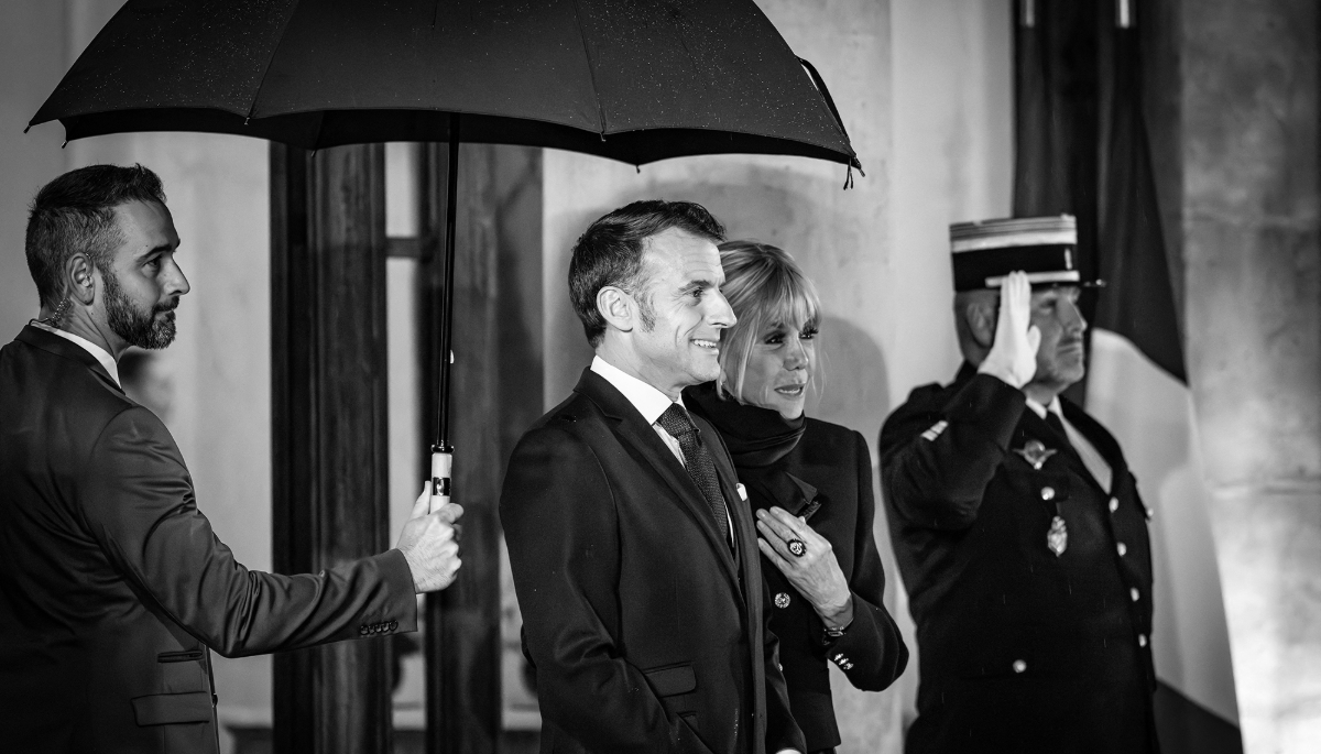 Le président de la République française, Emmanuel Macron, et son épouse Brigitte Macron, dans la cour du palais de l'Élysée, à Paris, le 29 octobre 2025.