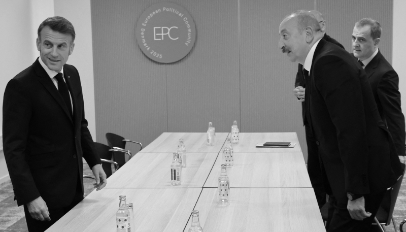 Emmanuel Macron et Ilham Aliyev à Copenhague, le 2 octobre 2025.