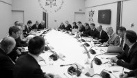 Emmanuel Macron a accueili les candidats à l'élection présidentielle de 2027 et les chefs de partis pour discuter de la situation géopolitique et de ses conséquences au palais de l'Élysée, à Paris, le 18 septembre 2026.