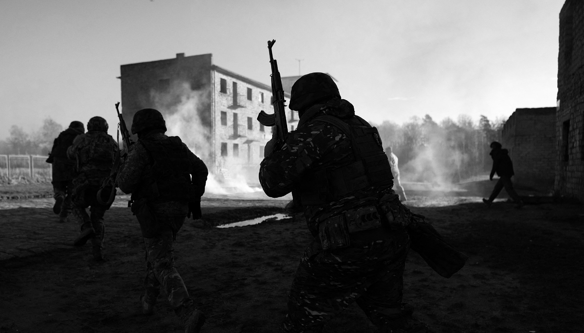 Soldats ukrainiens entraînés par les armées européennes, dont l'armée française, dans le cadre de la mission EUMAM, en Pologne, le 11 décembre 2025. 