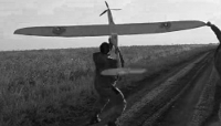 Un opérateur de l'unité des forces spéciales ukrainiennes Omega lançant un drone ISR tactique FlyEye du polonais WB Electronics.