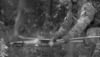 Opérateur de drone de l'unité de commando marine polonais Formoza déployant un drone tactique ISR FlyEye du fabricant polonais WB Electronics.