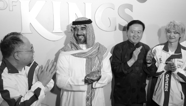 Le prince Faisal bin Bandar bin Sultan Al Saud, aux côtés de l'ambassadeur de Chine en Arabie saoudite Chang Hua (3e à droite) lors de la coupe du monde d'Esport 2025 à Riyad, le 26 juillet 2025.