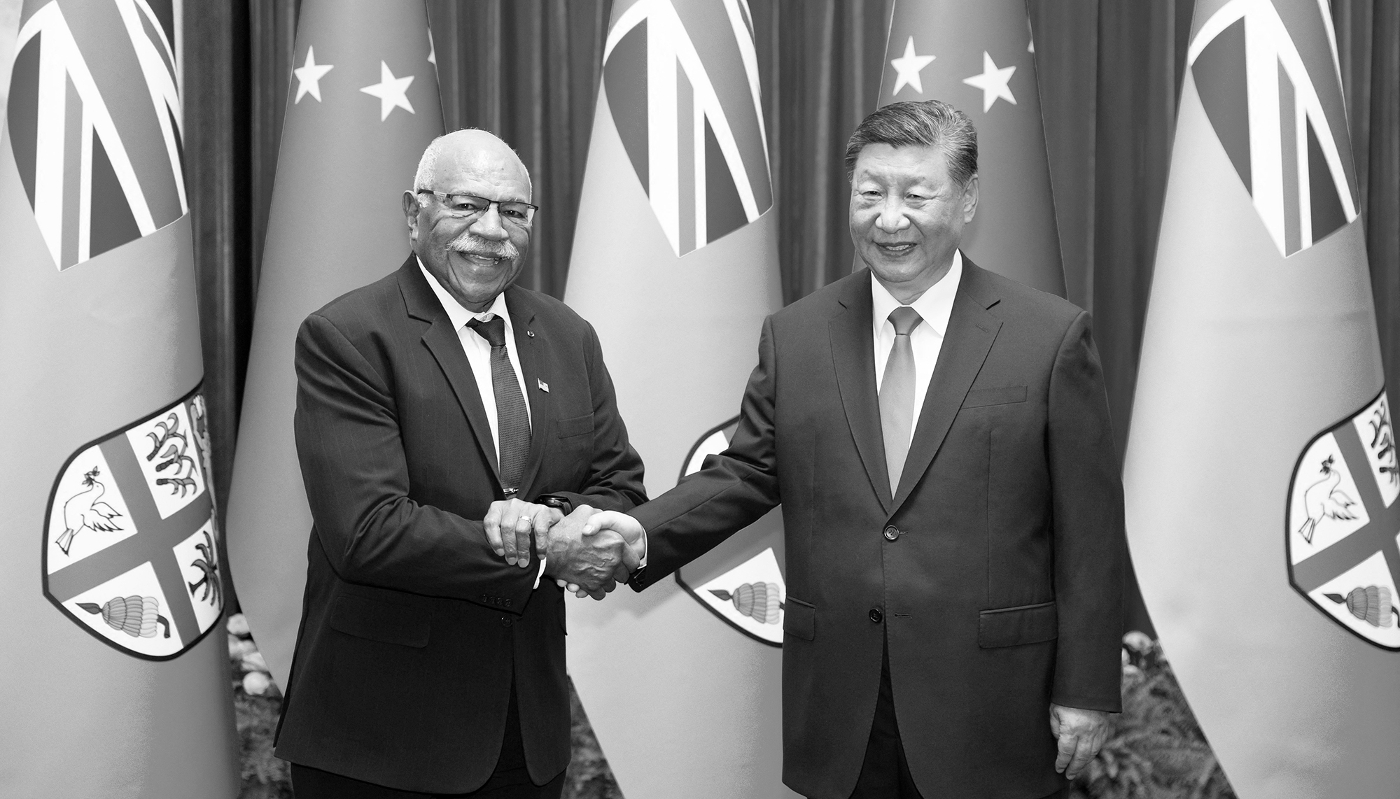Le premier ministre de la République des Fidji, Sitiveni Rabuka, et le président chinois Xi Jinping, à Pékin, le 20 août 2024.