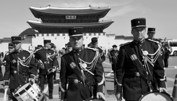 Une fanfare de l'armée française lors de la célébration, à Séoul, du 60e anniversaire de la bataille d'Incheon, le 28 septembre 2010.