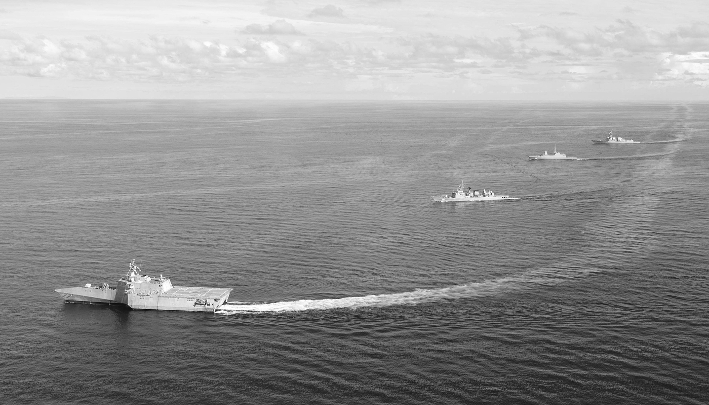 Exercice naval conjoint en mer de Chine méridionale avec deux navires américains et une frégate de Singapour associée à une frégate de la Royal Thai Navy, en mai 2017.