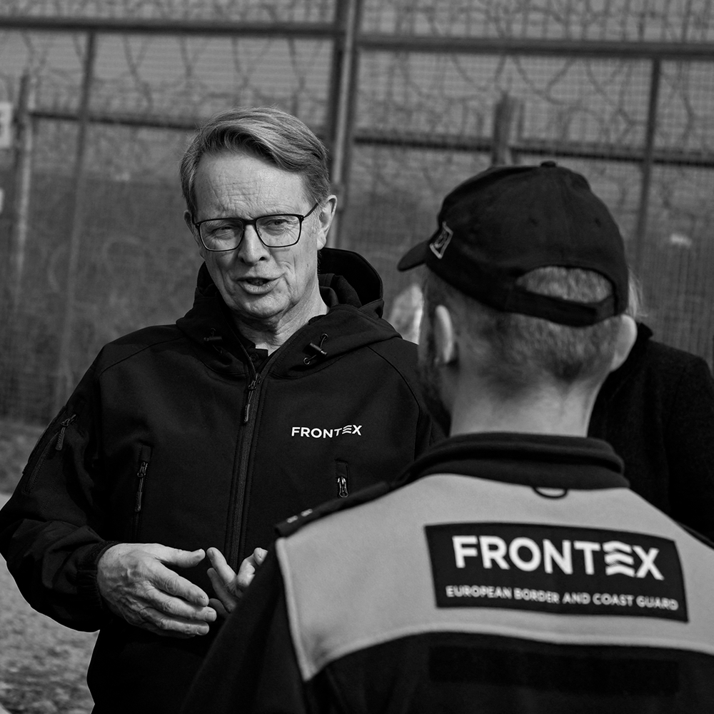 Le directeur de Frontex, Hans Leijtens, le long de la clôture frontalière à la frontière bulgaro-turque, le 29 février 2024.