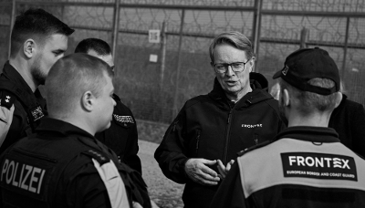 Le directeur de Frontex, Hans Leijtens, le long de la clôture frontalière à la frontière bulgaro-turque, le 29 février 2024.