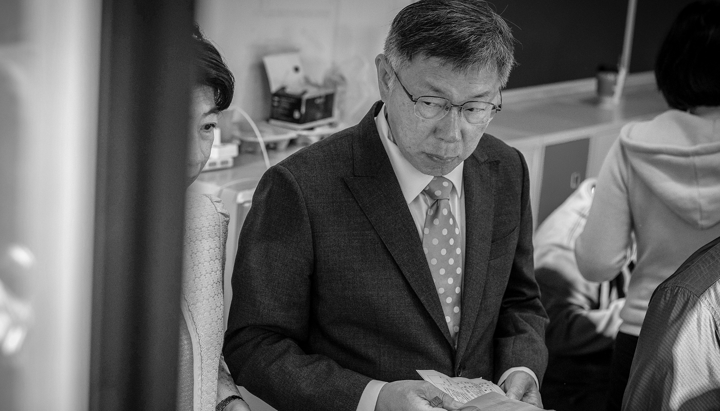 Le leader du TPP, Ko Wen-je, et son épouse Chen Pei-chi font la queue dans un bureau de vote le jour de l'élection présidentielle à Taïwan, le 13 janvier 2024.