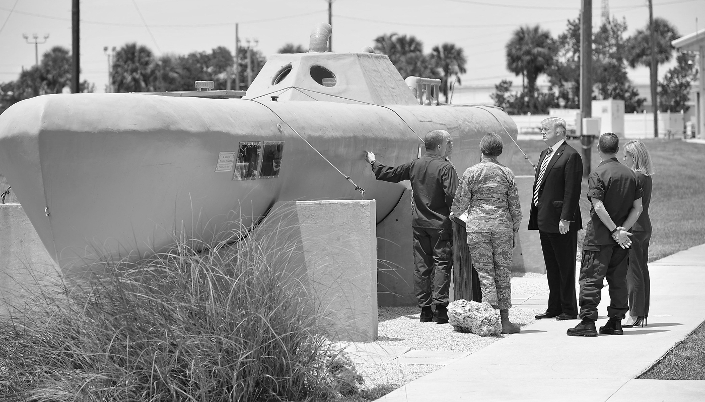 Donald Trump lors d'une visite à la Joint Interagency Task Force South, à la base aéronavale de Key West, en Floride, le 19 avril 2018.