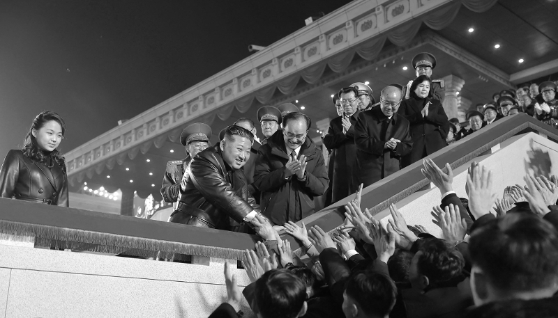 Le dirigeant nord-coréen Kim Jong-un et sa fille Kim Ju-ae assistent au défilé militaire du 9e congrès du Parti des travailleurs, à Pyongyang, le 25 février 2026.