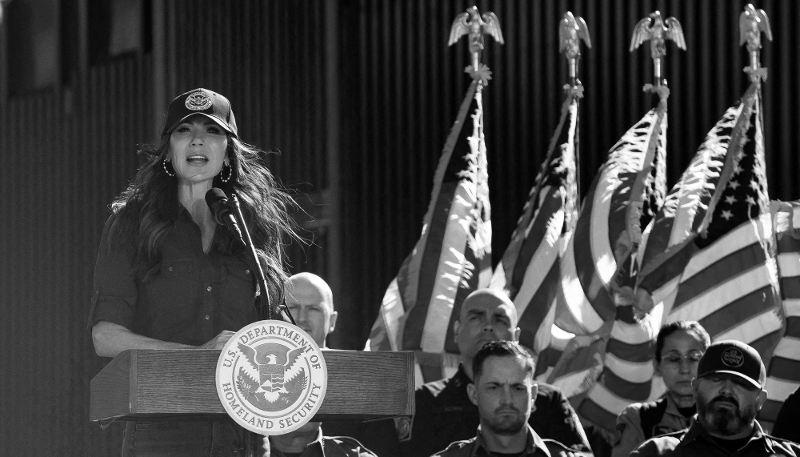 Kristi Noem, directrice du Department of Homeland Security, à la frontière américano-mexicaine près de Nogales, en Arizona, le 4 février 2026.