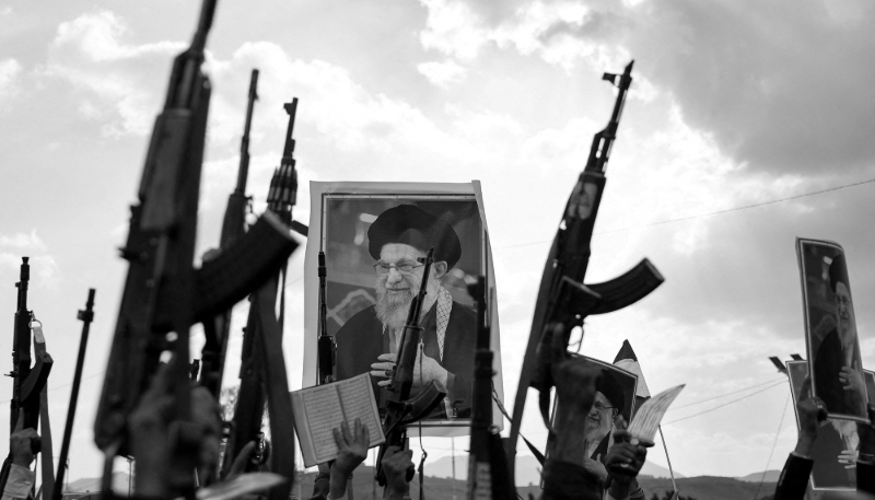 Une manifestation houthie à Sanaa, au Yémen, le 1er mars 2026, contre Israël et les frappes américaines sur l'Iran, à la suite de l'assassinat d'Ali Khamenei. 