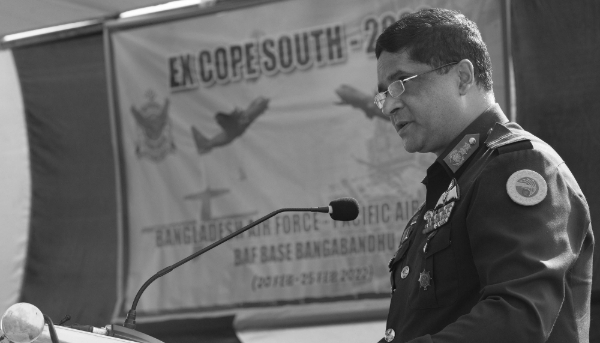 Le chef de l'armée de l'air du Bangladesh, Hasan Mahmood Khan, le 19 février 2022  à la base BAF Bangabandhu.