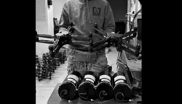 Le drone fibre optique d'Hyllus Systems tenu par un opérateur de la 3e brigade d'assaut Azov.