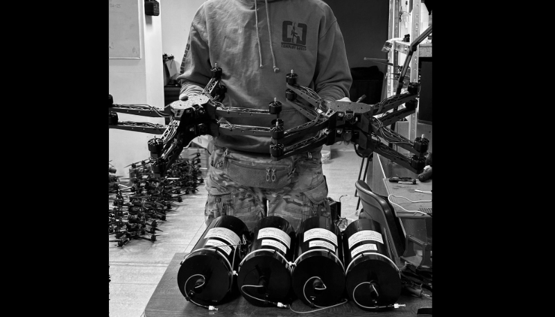 Le drone fibre optique d'Hyllus Systems tenu par un opérateur de la 3e brigade d'assaut Azov.