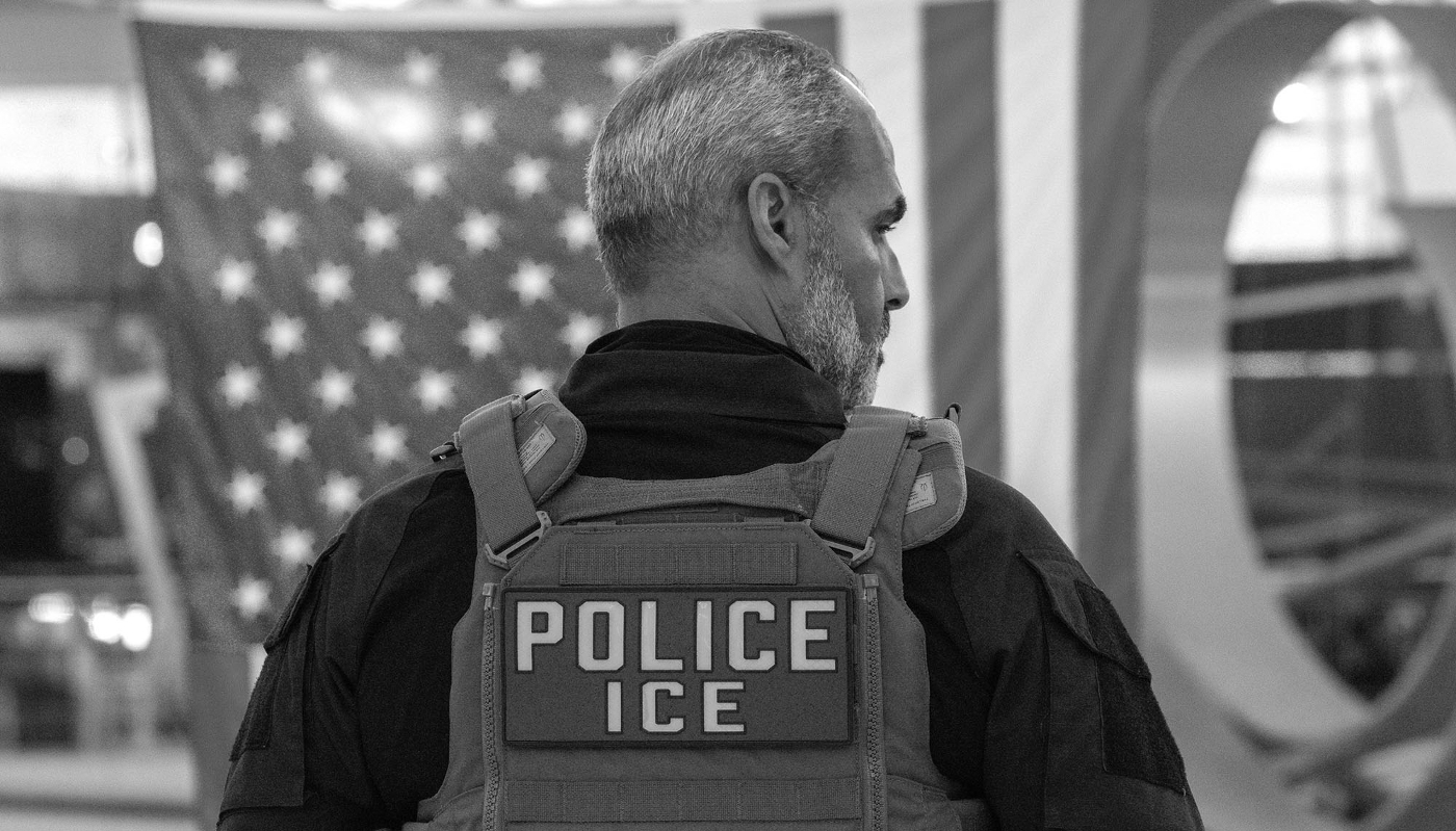 Un agent de l'ICE (Immigration and Customs Enforcement) patrouille à l'aéroport international John F. Kennedy, New York, le 23 mars 2026.