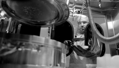 Un chercheur manipule un 'wafer' dans un laboratoire de recherche du III-V Lab de Palaiseau, au sud de Paris, le 16 octobre 2024.