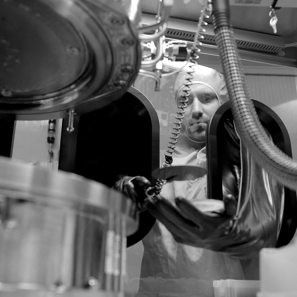 Un chercheur manipule un 'wafer' dans un laboratoire de recherche du III-V Lab de Palaiseau, au sud de Paris, le 16 octobre 2024.