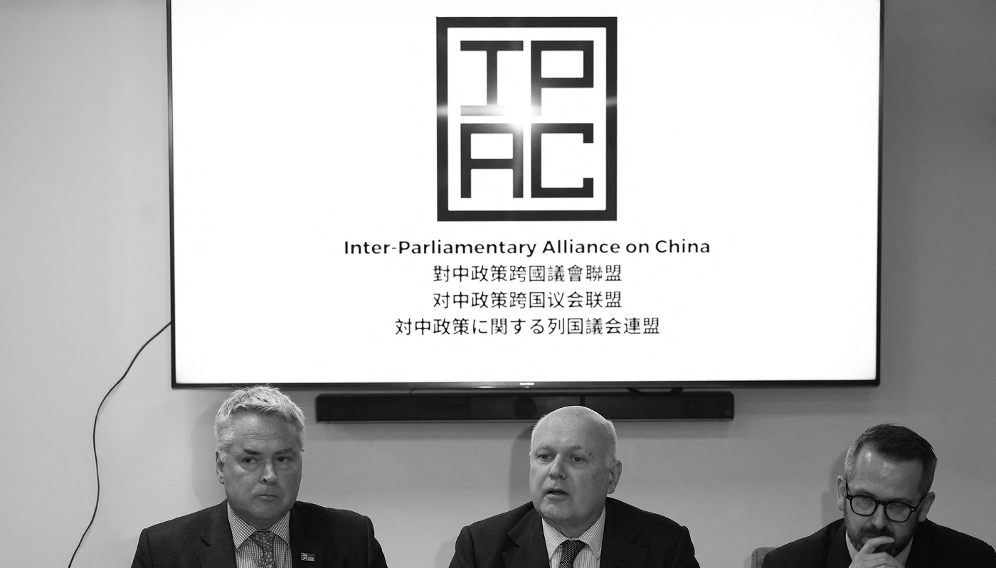 Des députés britanniques de l'Inter-Parliamentary Alliance on China (IPAC) participent à une conférence de presse au Centre pour la justice sociale à Londres, le 25 mars 2024.