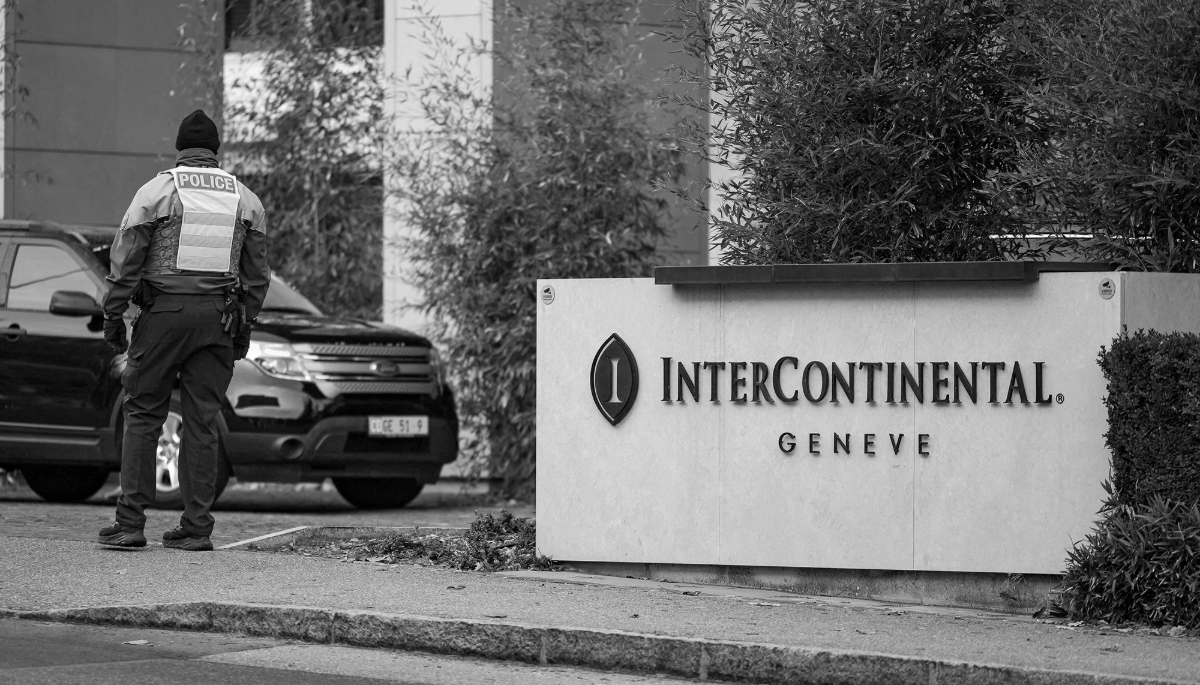 Un agent de sécurité diplomatique sécurise l'entrée de l'hôtel InterContinental tandis que des responsables américains et ukrainiens se préparent à des pourparlers à huis clos.