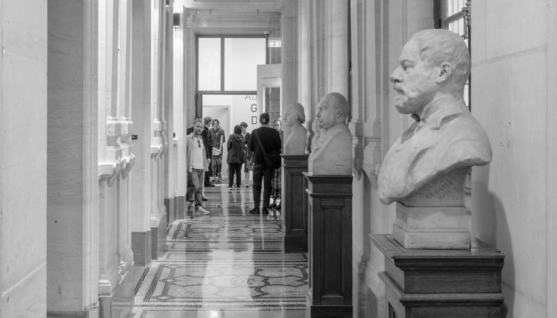 Le hall d'entrée de l'Inalco, à Paris.