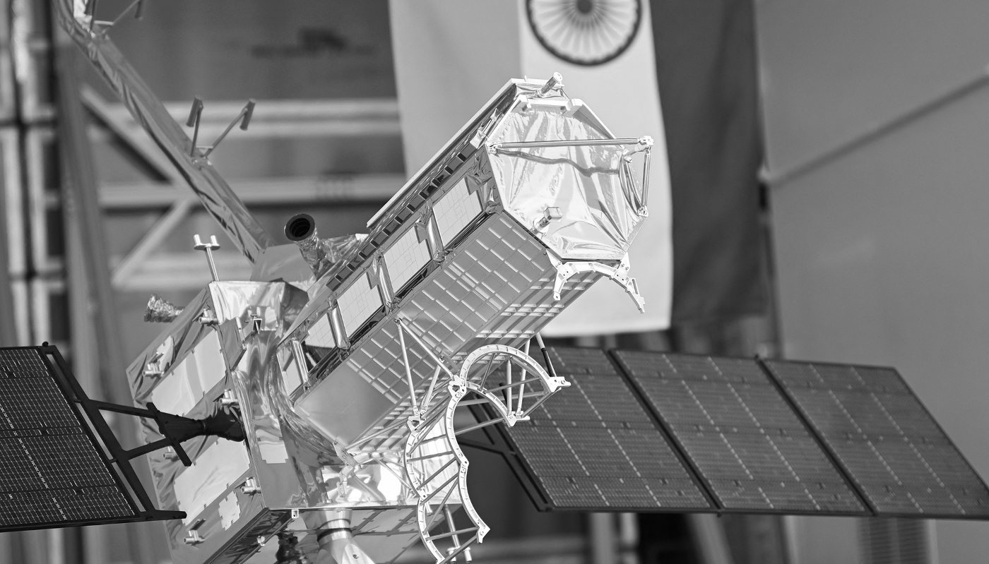 Modèle réduit du satellite NISAR exposé au Jet Propulsion Laboratory de la NASA à Pasadena, en Californie, le 3 février 2023.