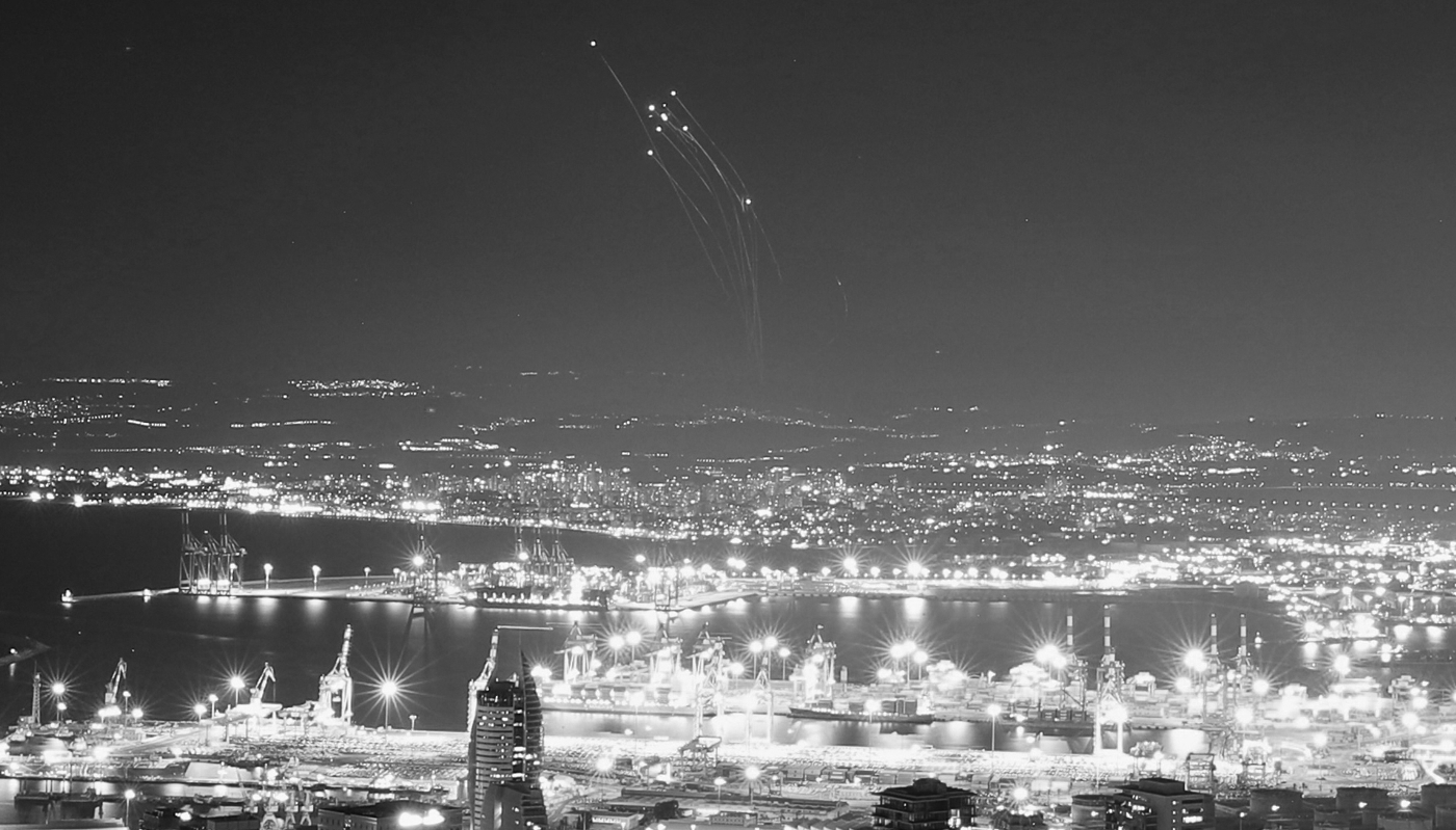 Un système anti-missile israélien ciblant des roquettes tirées depuis le Liban, vu depuis Haïfa, dans le nord d'Israël, le 24 septembre 2024.