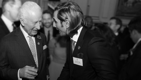 Le roi Charles III reçoit un cadeau de l'invité Omar Mir au palais de Buckingham à Londres, le 6 novembre 2024.