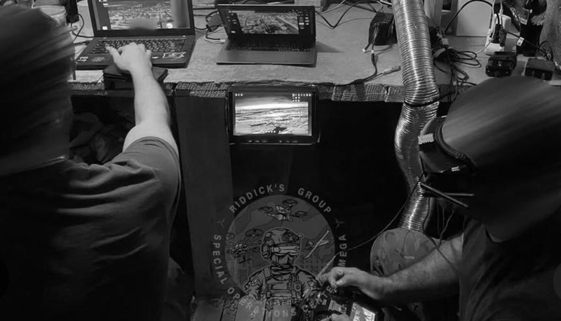 Opérateurs de drones de l'unité spéciale Omega en action sur la ligne de front ukrainienne.