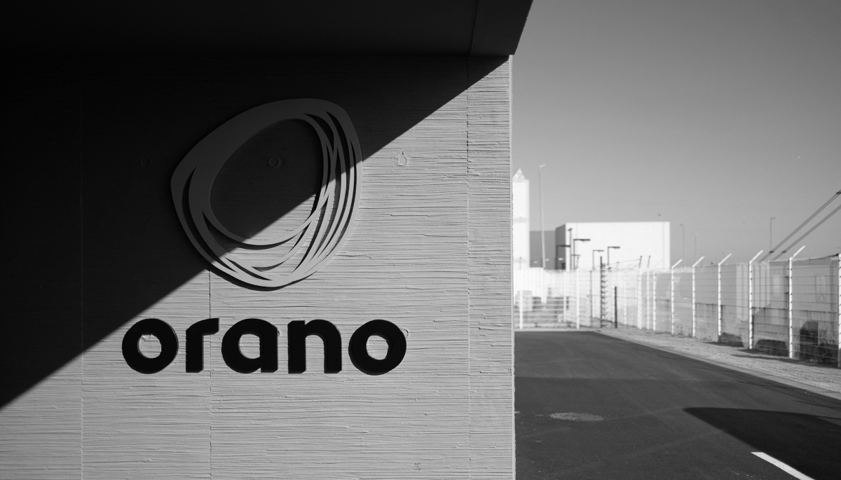 Le logo Orano devant l'usine de retraitement de combustible nucléaire, de La Hague, dans le nord-ouest de la France, le 7 mars 2024.