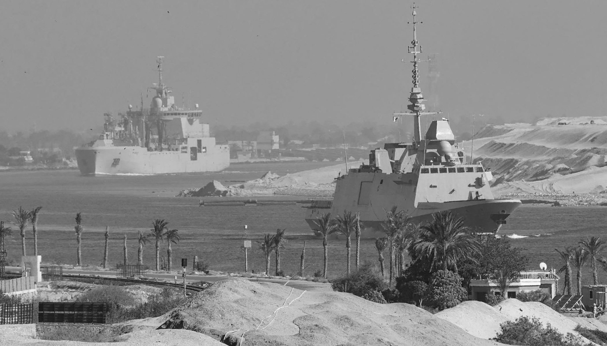 Des navires de la marine française traversant le canal de Suez pour rejoindre le sud de la mer Rouge en mai 2026.
