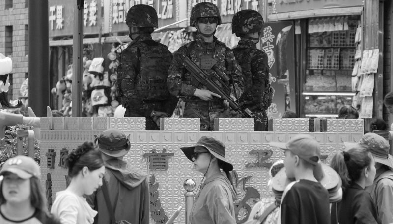 Des policiers armés montent la garde à Urumqi, dans la région autonome ouïghoure du Xinjiang, en Chine.