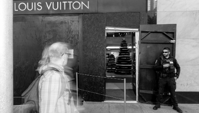 Un agent de sécurité surveille l'entrée d'une boutique Louis Vuitton près d'Union Square, le 30 novembre 2021 à San Francisco, en Californie.