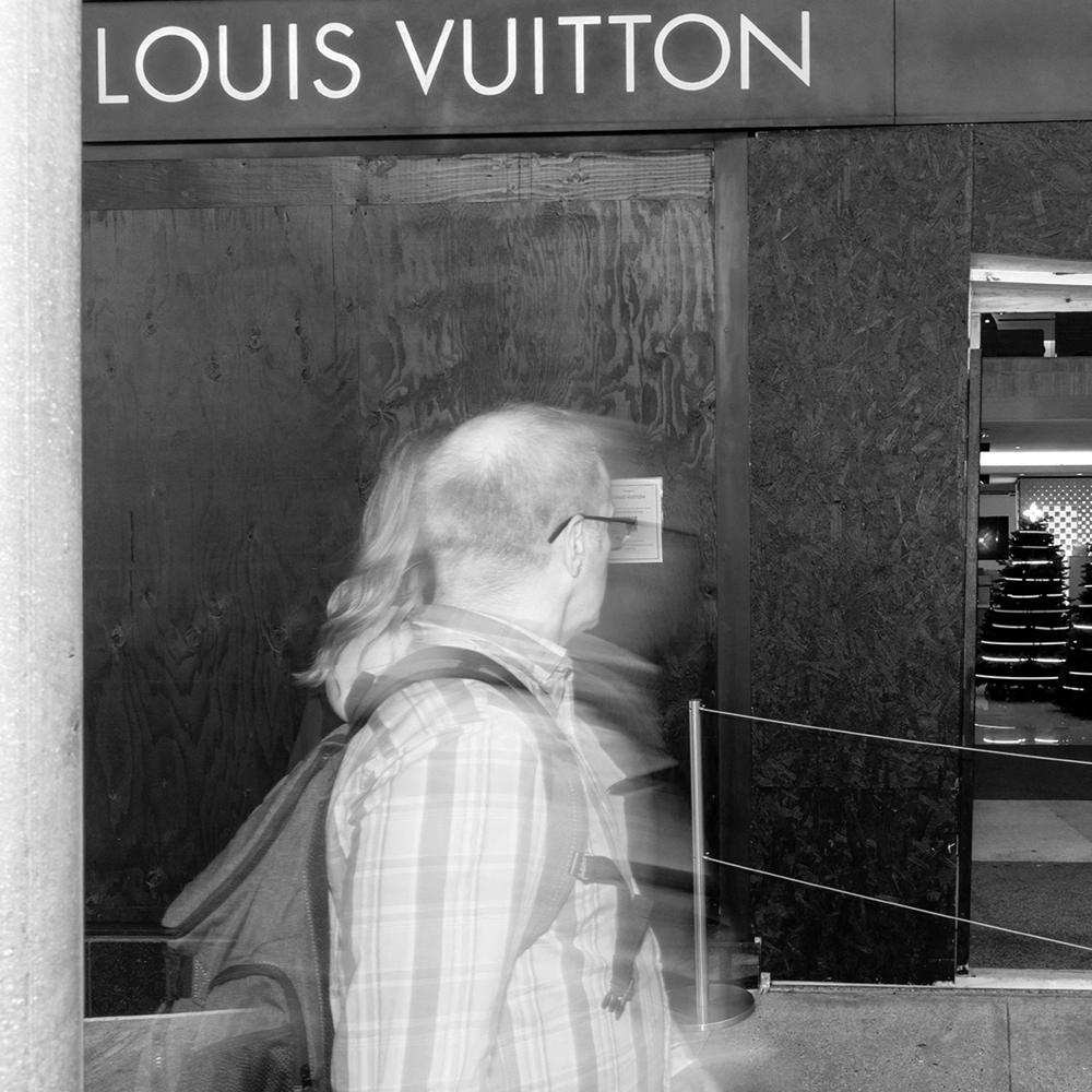 Un agent de sécurité surveille l'entrée d'une boutique Louis Vuitton près d'Union Square, le 30 novembre 2021 à San Francisco, en Californie.