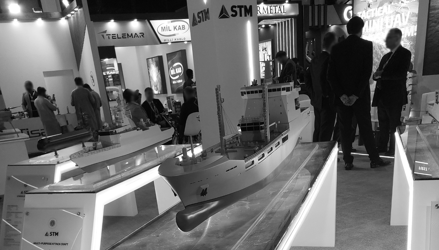Une maquette du Logistics Support Ship du chantier naval turc STM Savunma présentée sur son stand lors du salon IDEAS 2024, à Karachi.