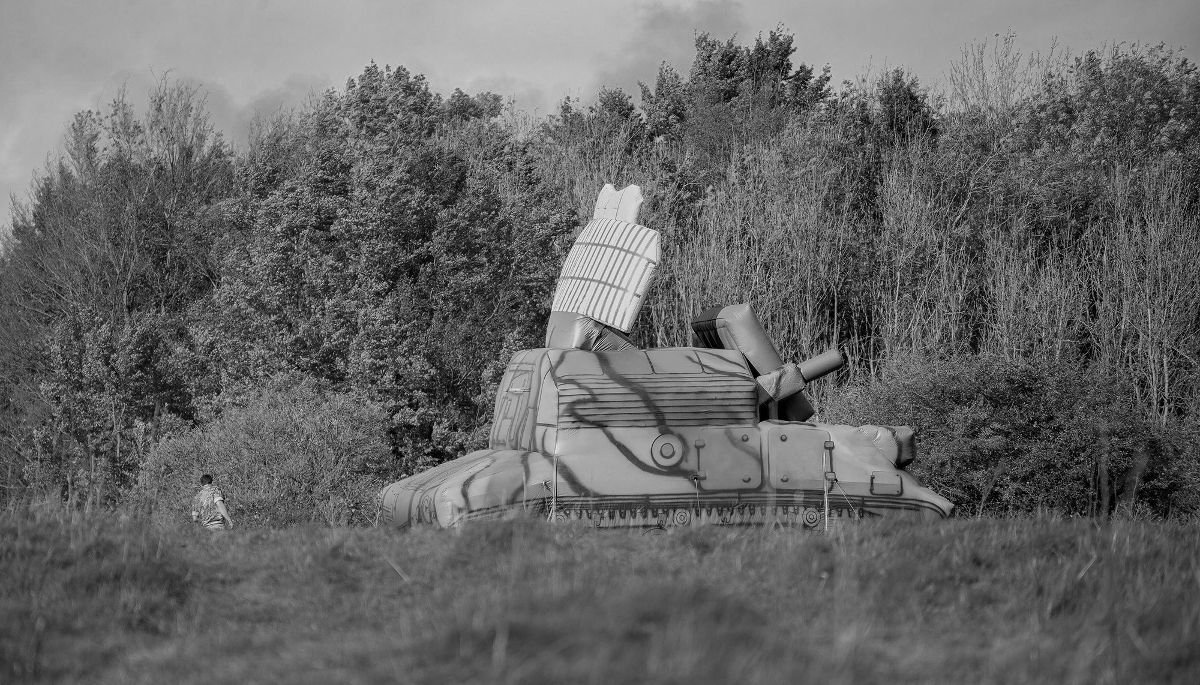 Leurre gonflable 2K22 Tunguska lors d'un exercice militaire en Angleterre. Le russe Rusbal produit désormais des leurres gonflables dont l'enveloppe est traitée pour restituer une signature radar crédible.