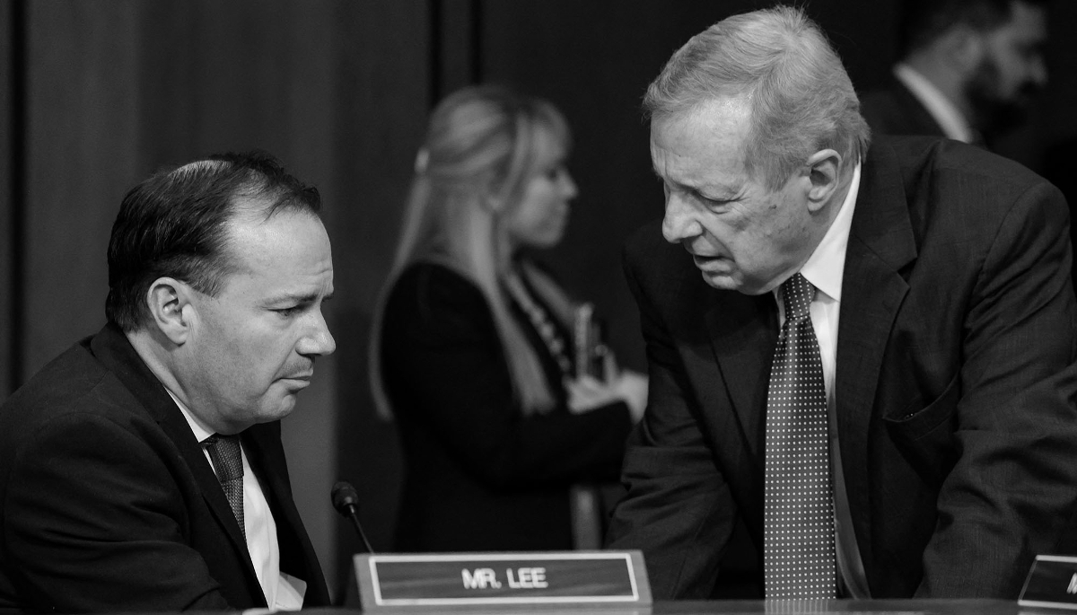 Le sénateur américain Mike Lee (à gauche) et le sénateur Dick Durbin (à droite), le 4 avril 2022 à Washington, DC. Tout deux ont présenté un projet de loi visant à protéger les informations personnelles des citoyens américains.