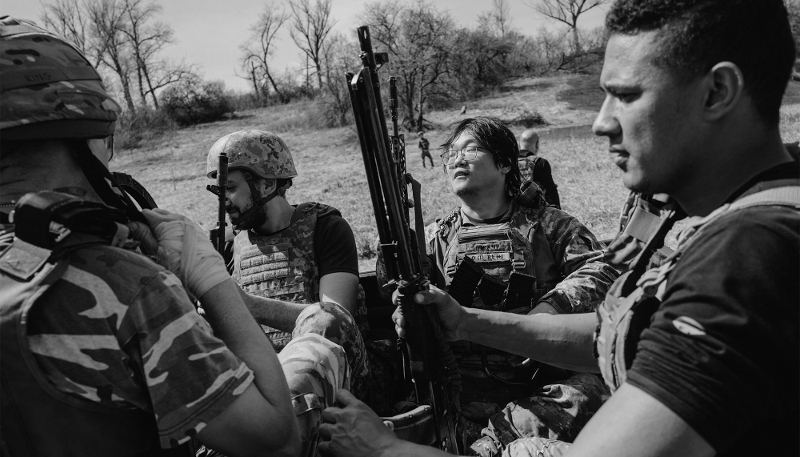 Recrues de la Légion internationale des volontaires lors d'exercices d'entraînements dans l'oblast de Donetsk, le 8 avril 2024.